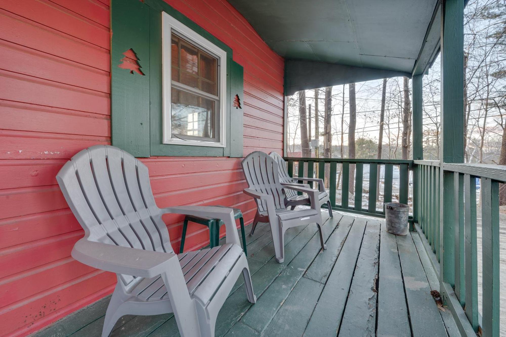 Appartamento Cozy Laconia Studio With Pool Access - 2 Mi To Lake! Esterno foto