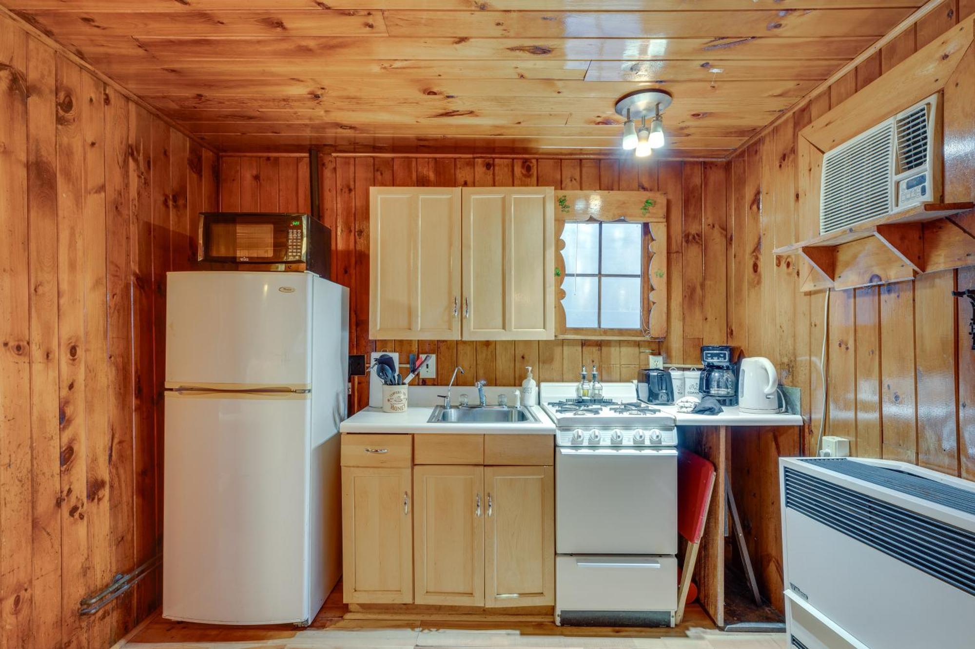 Appartamento Cozy Laconia Studio With Pool Access - 2 Mi To Lake! Esterno foto