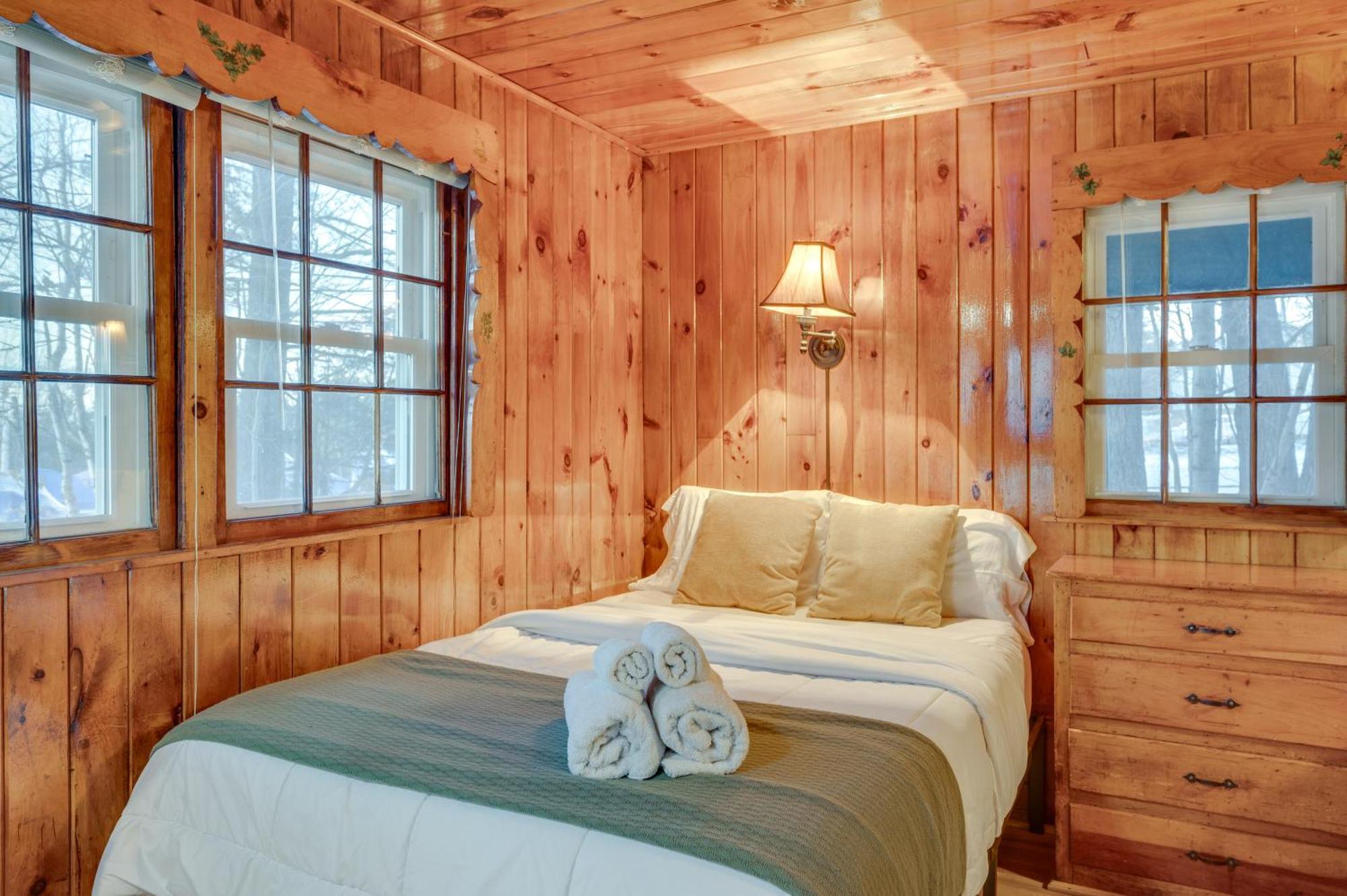Appartamento Cozy Laconia Studio With Pool Access - 2 Mi To Lake! Esterno foto