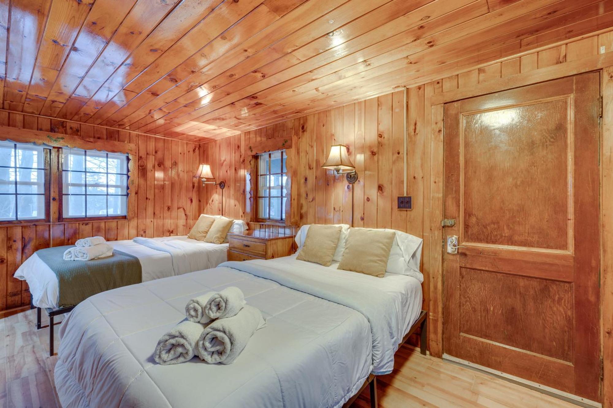 Appartamento Cozy Laconia Studio With Pool Access - 2 Mi To Lake! Esterno foto