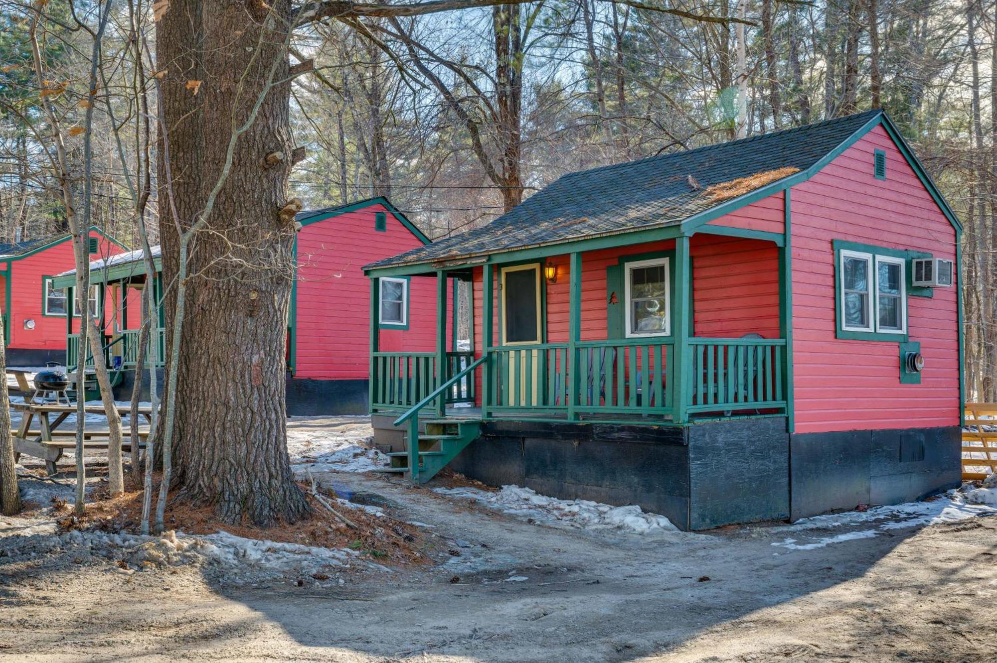 Appartamento Cozy Laconia Studio With Pool Access - 2 Mi To Lake! Esterno foto