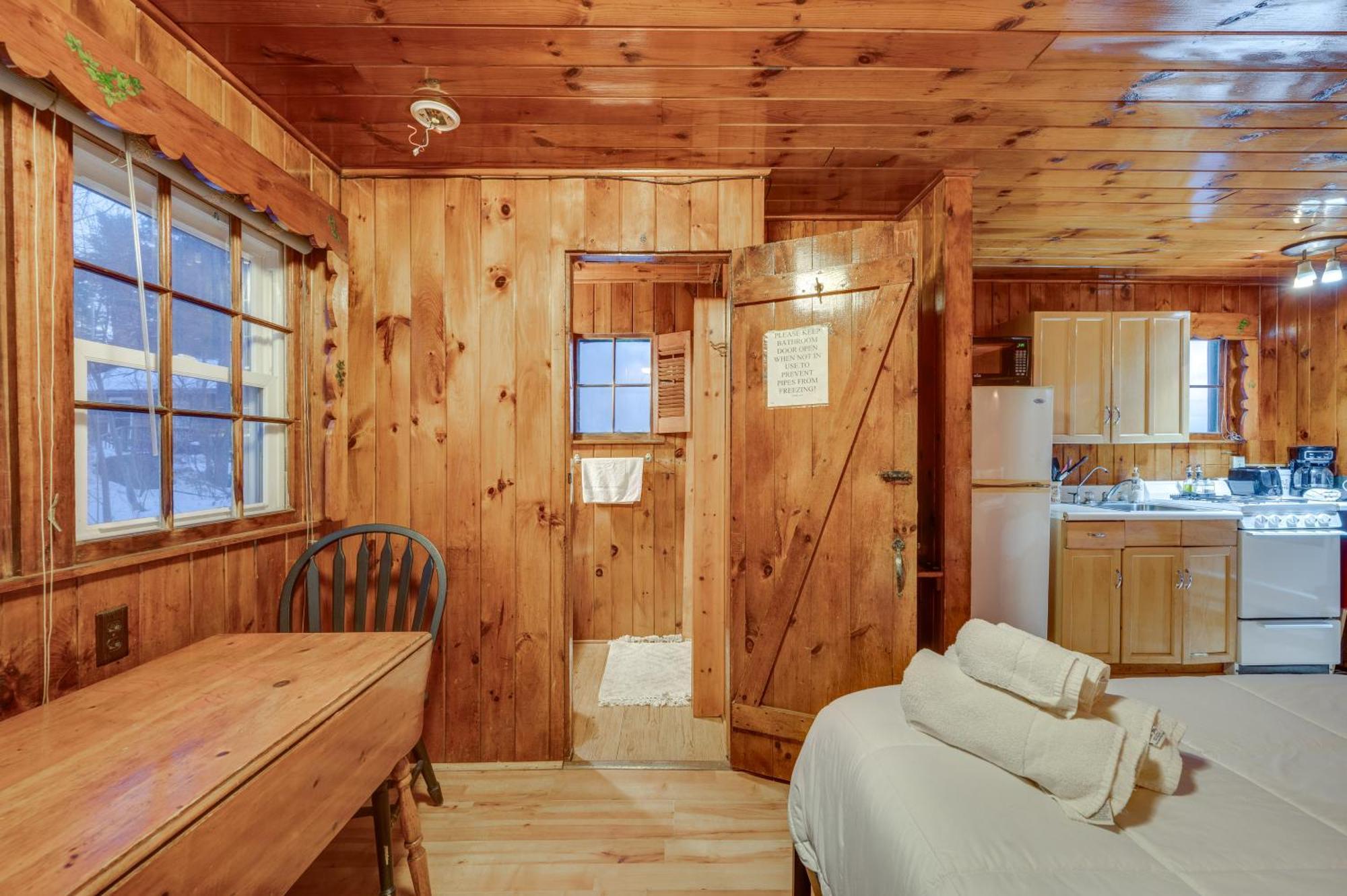 Appartamento Cozy Laconia Studio With Pool Access - 2 Mi To Lake! Esterno foto