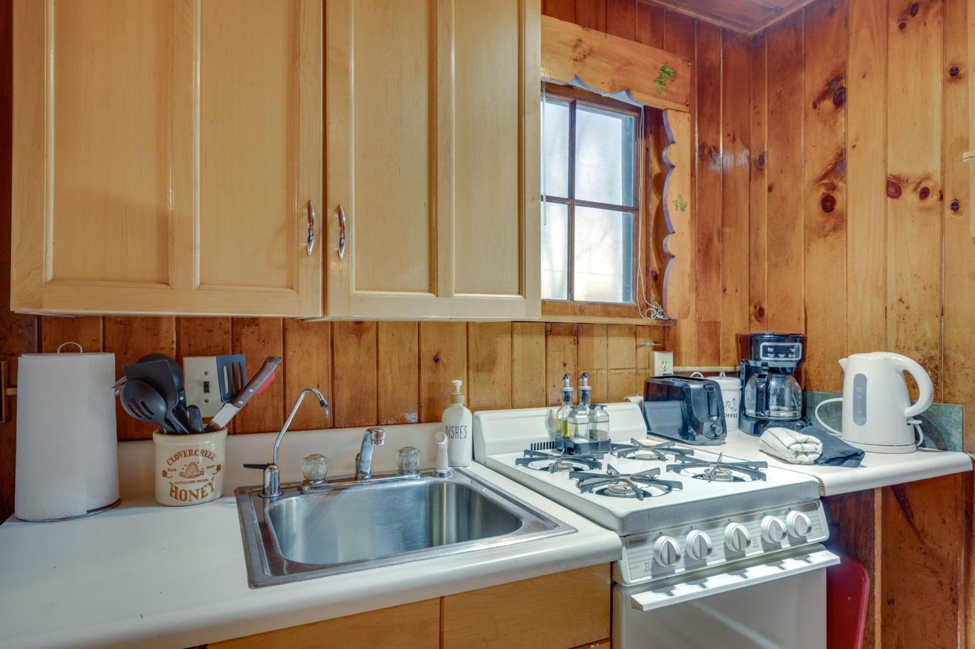Appartamento Cozy Laconia Studio With Pool Access - 2 Mi To Lake! Esterno foto