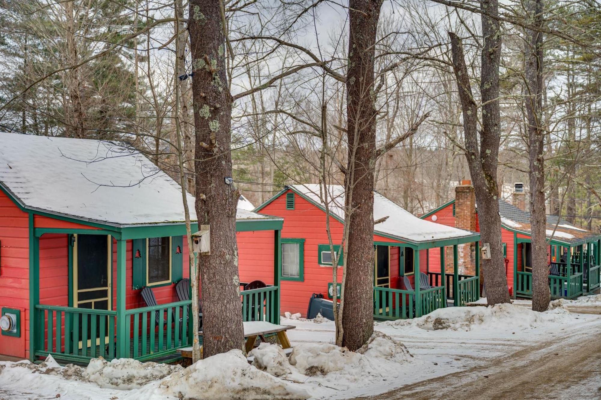 Appartamento Cozy Laconia Studio With Pool Access - 2 Mi To Lake! Esterno foto