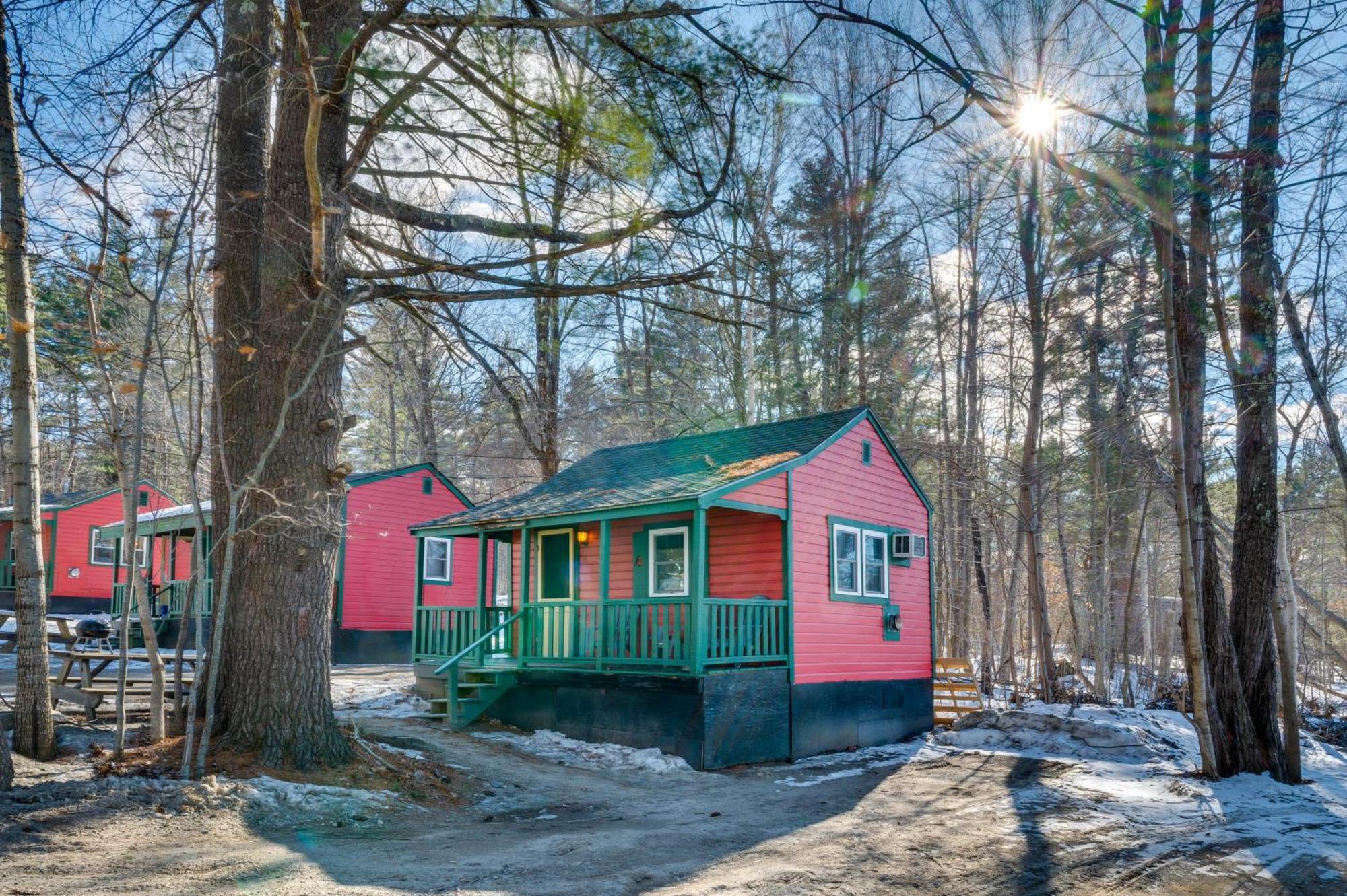 Appartamento Cozy Laconia Studio With Pool Access - 2 Mi To Lake! Esterno foto