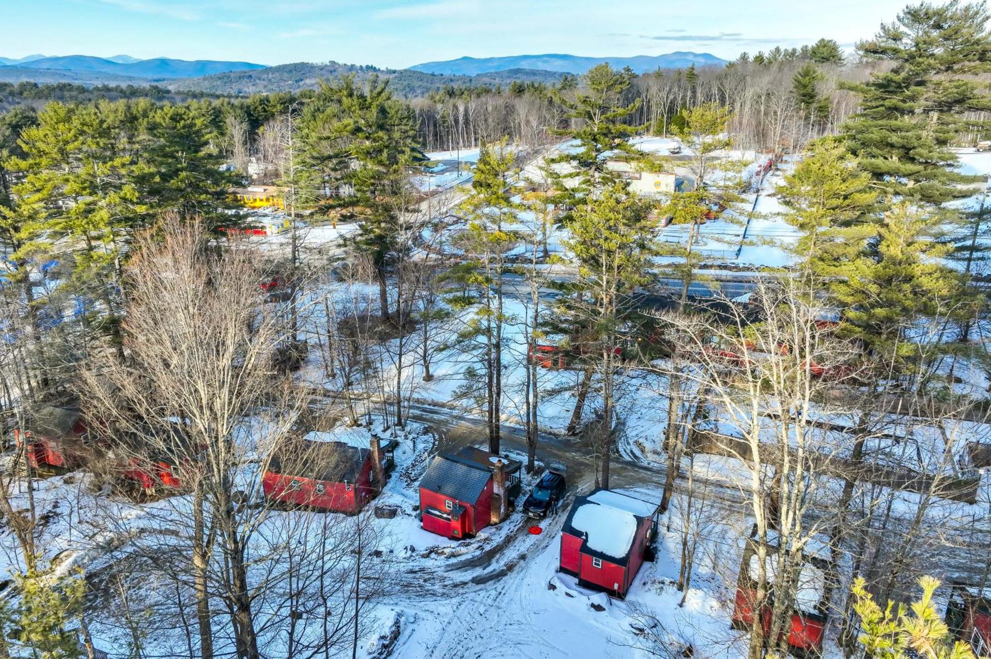 Appartamento Cozy Laconia Studio With Pool Access - 2 Mi To Lake! Esterno foto