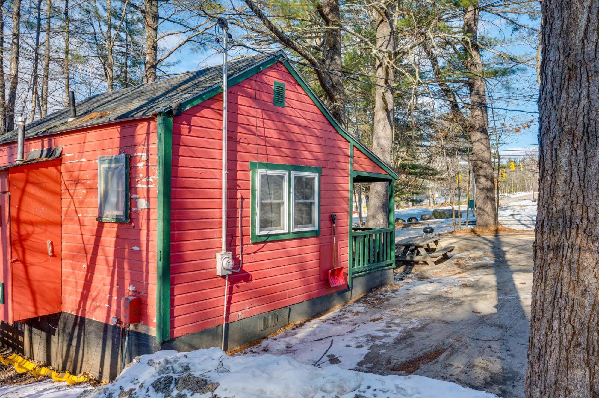 Appartamento Cozy Laconia Studio With Pool Access - 2 Mi To Lake! Esterno foto