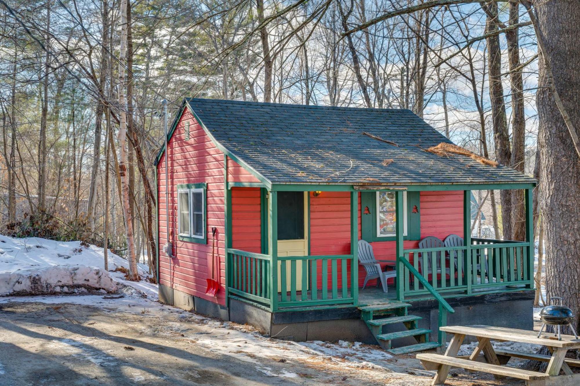 Appartamento Cozy Laconia Studio With Pool Access - 2 Mi To Lake! Esterno foto